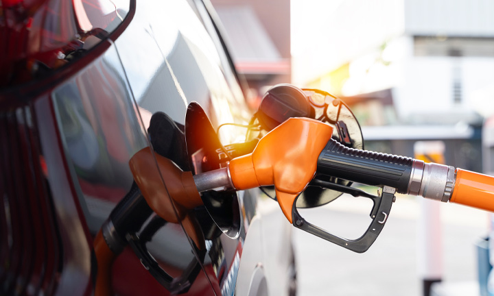 Coche repostando autogas