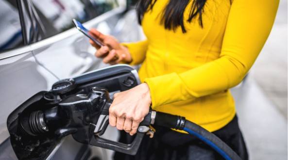 ¿Se puede usar el móvil en una gasolinera?