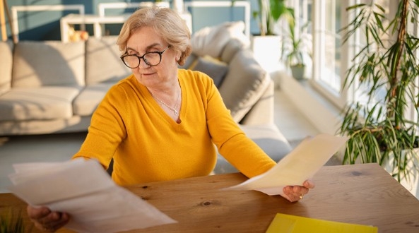 mujer tratando de entender la factura de luz
