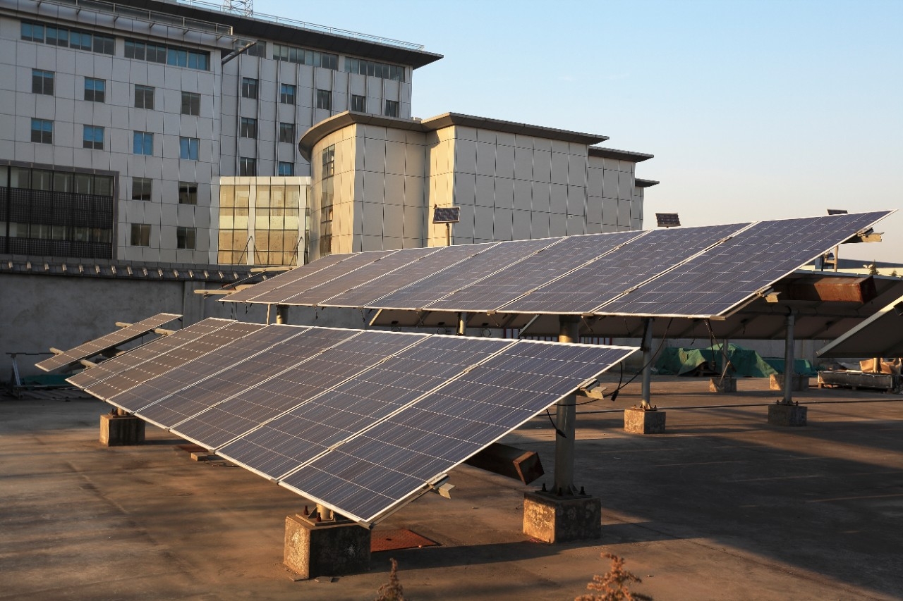 Hazte Roofer colocando una instalación fotovoltaica en tu tejado para activar una comunidad solar